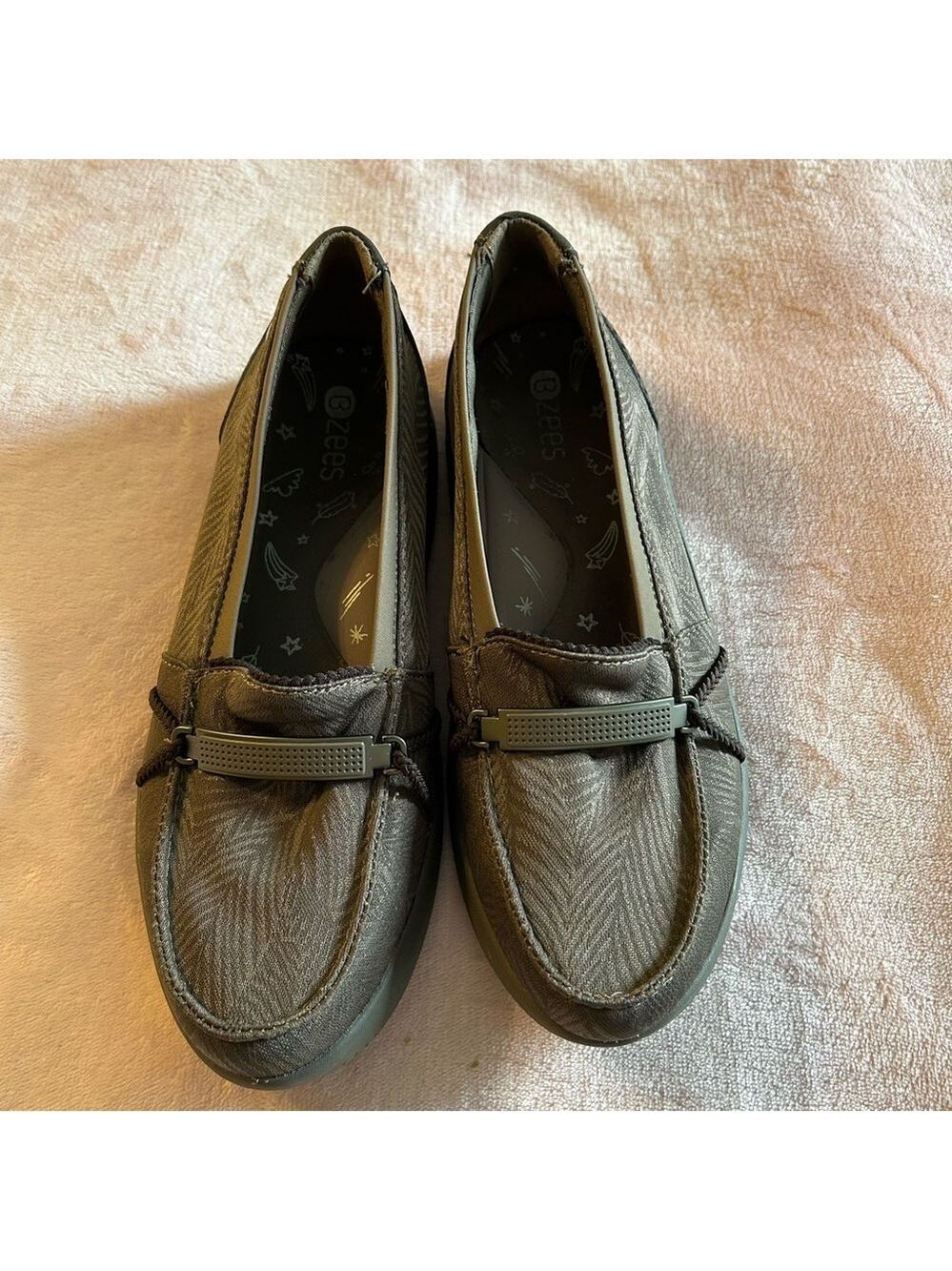 BZEES Abby light brown slip on loafers flats with leaf print size 8W - Picture 2 of 8